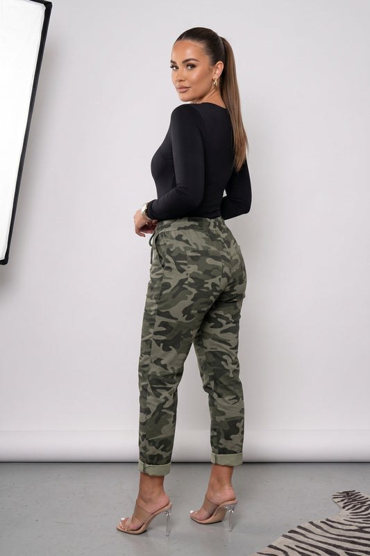 Trousers Women - Camouflage Print Trousers with Relaxed Leg