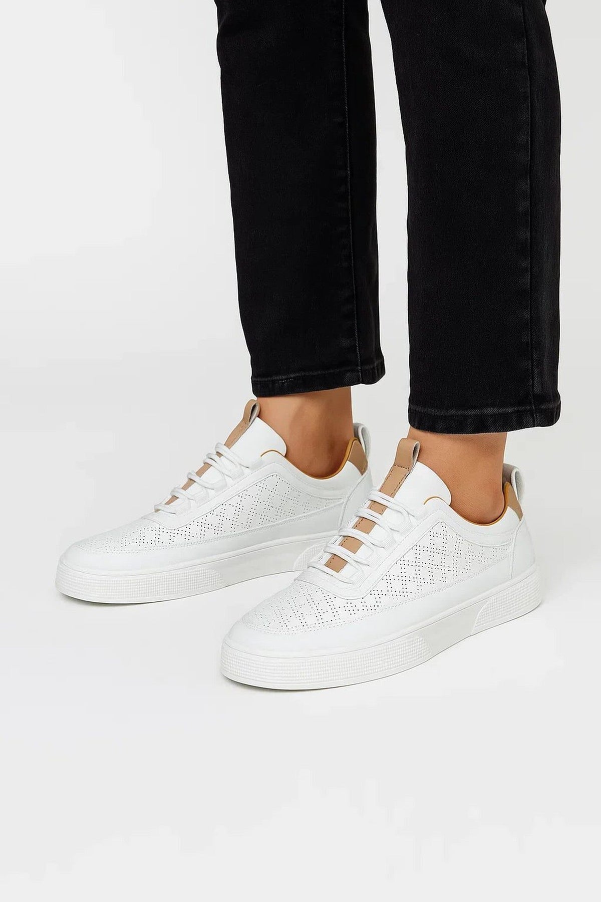 Trainers Men - Lace-Up Trainers with Perforated Upper