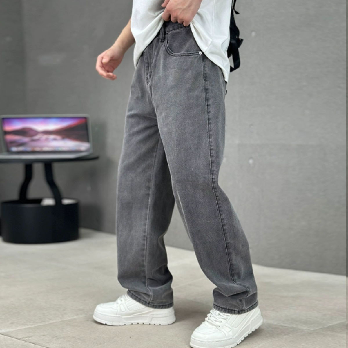 Men’s Straight Leg Jeans | Loose Fit