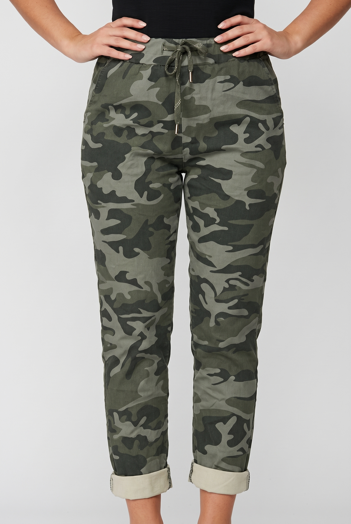 Trousers Women - Camouflage Print Trousers with Relaxed Leg