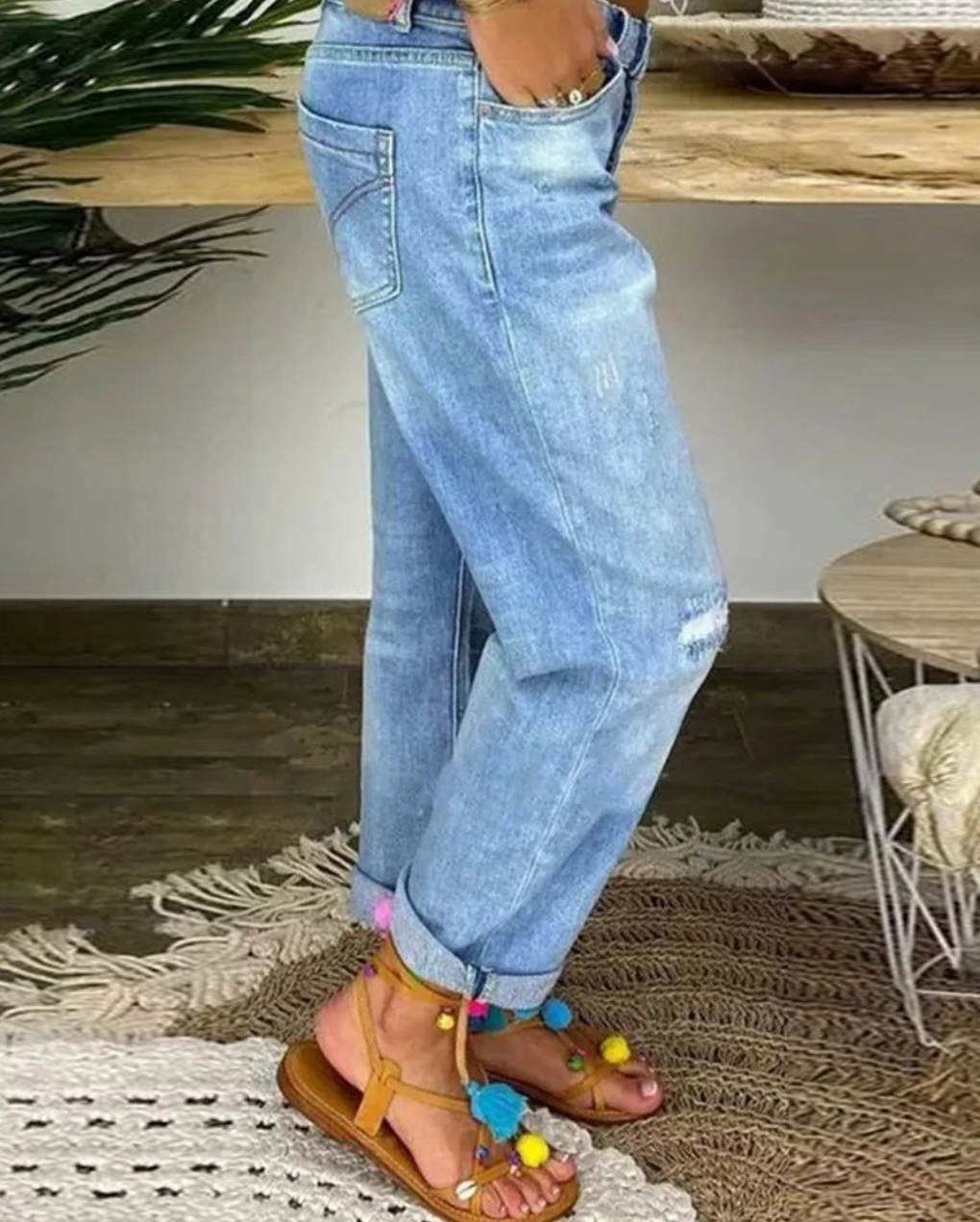 Damen Hose mit Öffnungen an Knien und Oberschenkeln und Knopfverschluss