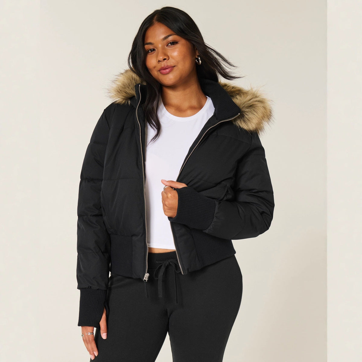 Damen Kurze Steppjacke mit Fellkapuze Frontreißverschluss und langen Ärmeln