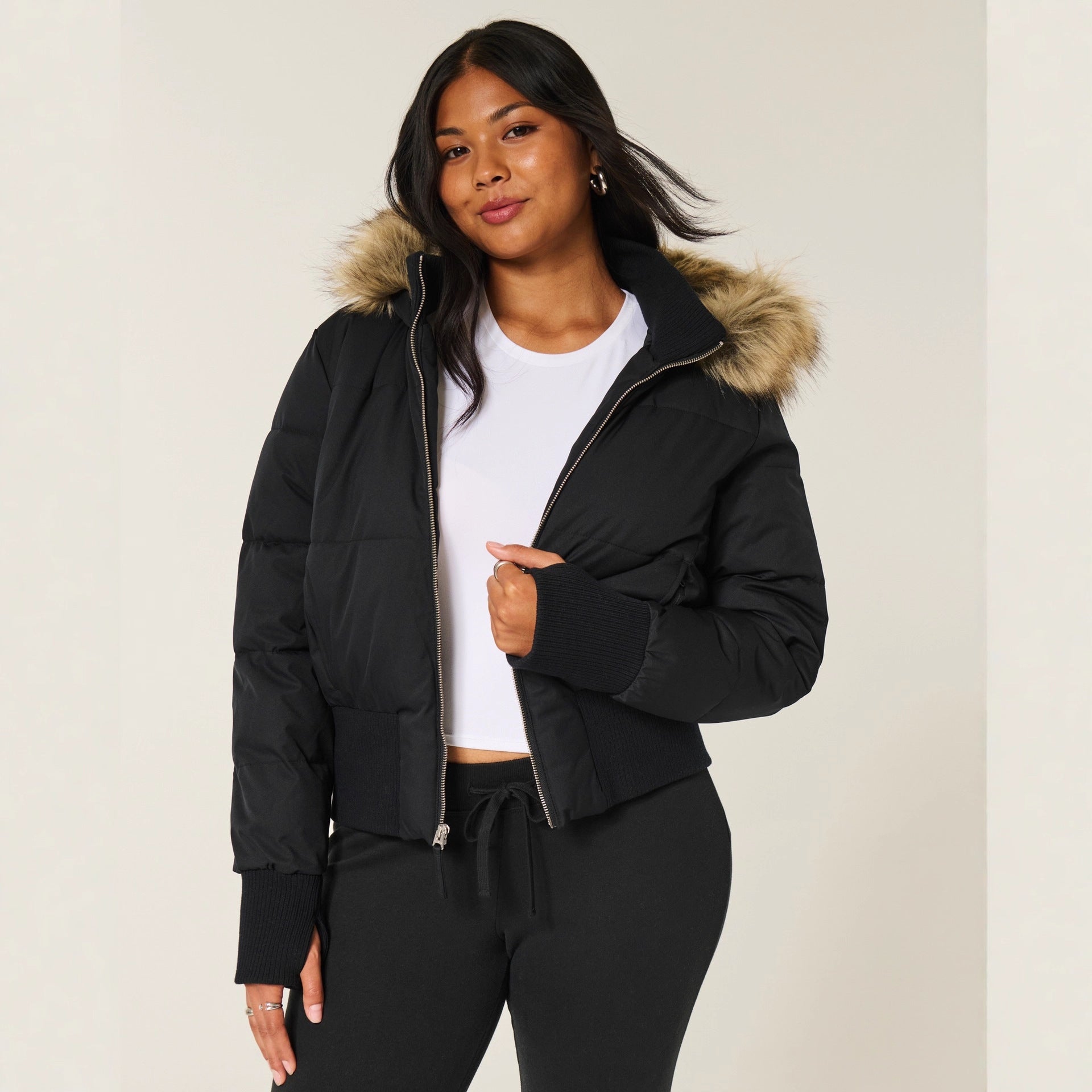 Damen Kurze Steppjacke mit Fellkapuze Frontreißverschluss und langen Ärmeln