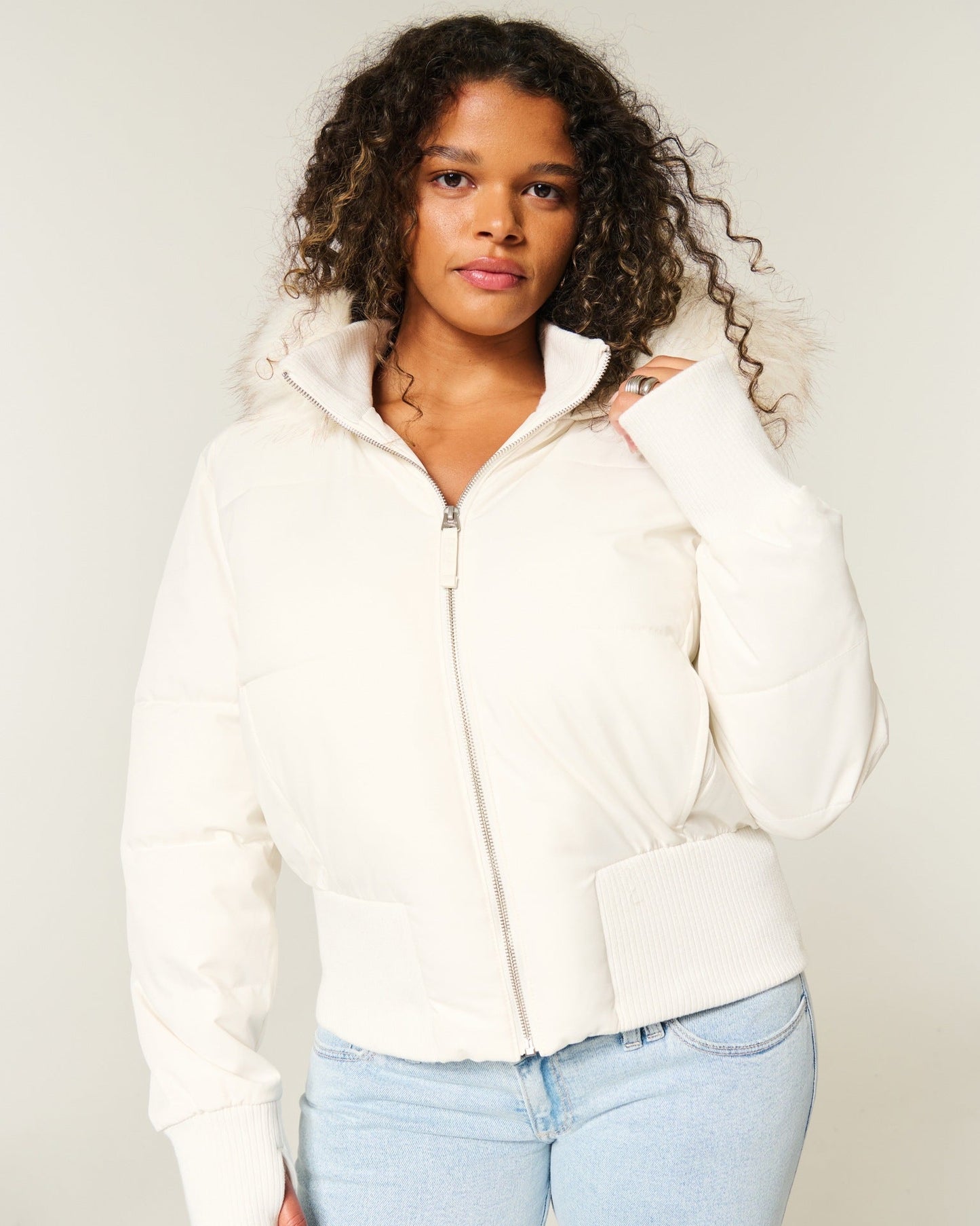 Damen Kurze Steppjacke mit Fellkapuze Frontreißverschluss und langen Ärmeln