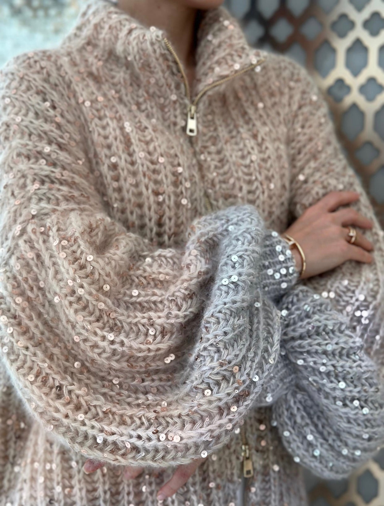 Damen Strickjacke mit Reißverschluss und Stehkragen sowie Paillettenbesatz